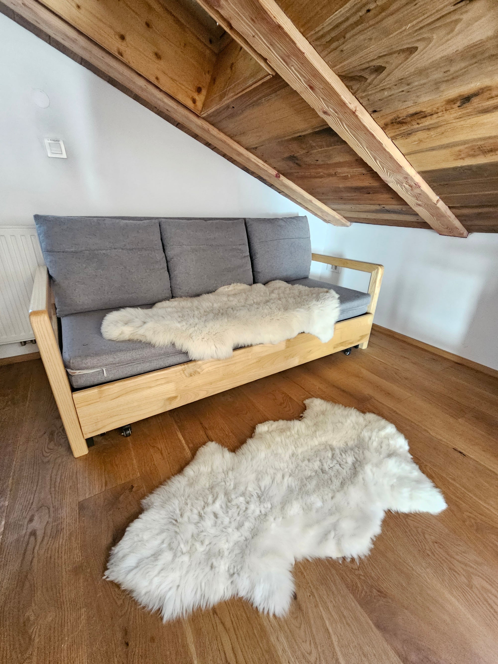 Naravna ovčja koža (cca 60x 110-120 cm)